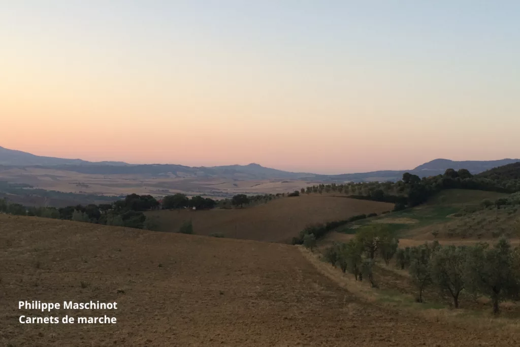 Via Francigena, Toscane — Petit matin après une nuit de bivouac. La lumière apparaît et le monde semble retenir son souffle.