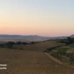 Via Francigena, Toscane — Petit matin après une nuit de bivouac. La lumière apparaît et le monde semble retenir son souffle.