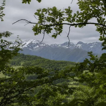 Pyrénées du matin sous un ciel qui n'annonce rien de bon